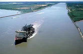 Le canal vu depuis son extrémité orientale, avec le :pont de Reedy Point (en) au second plan