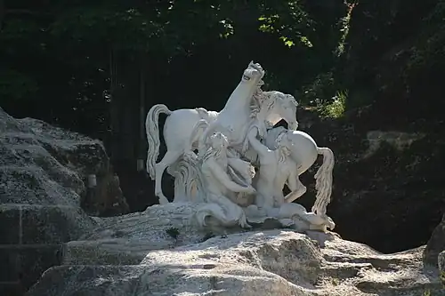 Chevaux du soleil, sur la droite du bosquet.