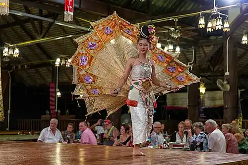 Danse du paon au Benjarong kantoke et public attablé