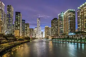 Vue sur la tour et la rivière Chicago depuis le pont routier de Lake Shore Drive.