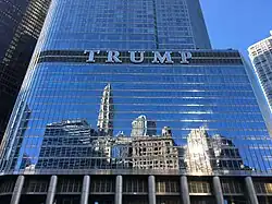 Façade du bâtiment depuis la rivière Chicago.