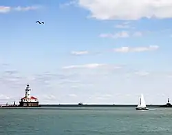 Le phare depuis la jetée Navy (juillet 2011).