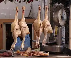 Poulets en vente au marché, Mazatlán, Mexique.