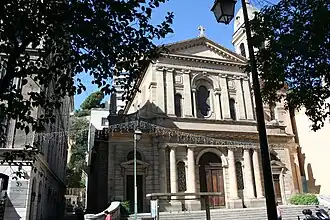 Église Saint-Roch, sur le cours Napoléon.