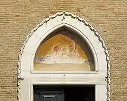 Particularité du tympan de la porte d'entrée