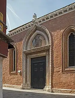 La porte gothique sur la Salizada San Polo.