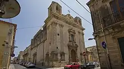 Façade baroque d'une église en milieu urbain