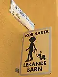 Signalisation sur Långgårdsgatan : Conduisez lentement, les enfants jouent
