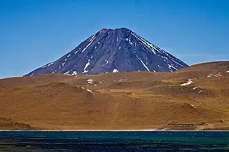 Vue du Chiliques depuis la Laguna Miscanti au sud.