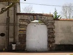 Le porche des anciens communs.