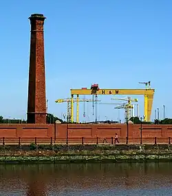Au premier plan, une ancienne cheminée de l'usine Sirocco Works