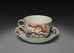 Tasse et soucoupe chinoises ; 1745 ; porcelaine ; diamètre : 10,2 cm ; Cleveland Museum of Art (Cleveland, Ohio, États-Unis)