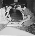 Fillettes sino-américaines jouant aux échecs, 1942.