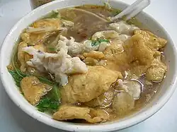 Keⁿ (羹, gēng) à la viande, une soupe épaisse au tofu et au porc enrobé de surimi.