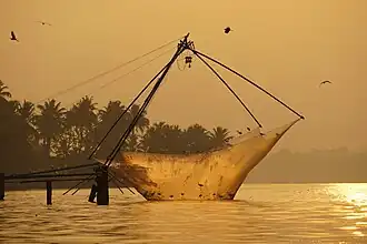 Un filet chinois sur le lac d'Ashtamudi des Backwaters. Mars 2022.
