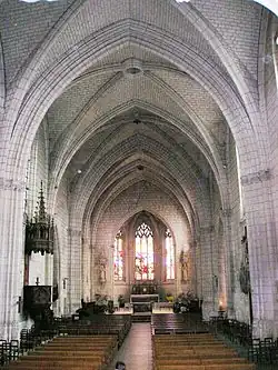 Intérieur de la nef à simple vaisseau sans collatéraux