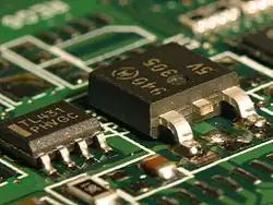 Boîtier SOIC à gauche (circuit intégré). Boîtier D-Pack à droite (transistor de puissance)