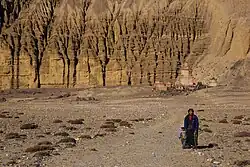 Groupe de chörtens devant des cheminées de fée à la sortie de Ghami.