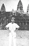 Chit Phumisak visitant dans sa jeunesse le temple d'Angkor Vat