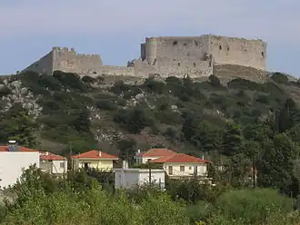 Vue du sud, avec la portion de la muraille détruite par Ibrahim Pasha en 1825.