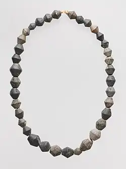 Collier chypriote en perles de chlorite bicôniques