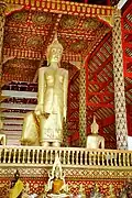 Bouddha debout tenant de la paille dans sa main droite, dans le sala kan prian.