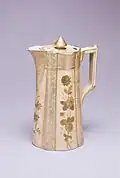Chocolatière en porcelaine (autour de 1890).