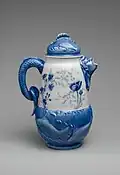 Chocolatière en porcelaine bleue et blanche (1890-1896).