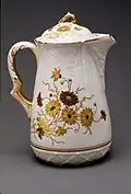 Chocolatière en porcelaine à décors floraux (autour de 1900).