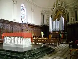 Le chœur de l'église avec le retable baroque du XVIIe siècle.