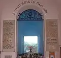 Le chœur de la chapelle, avec l'autel et la peinture.