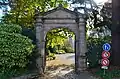 Porte architecturaleà l'entrée du jardin du mail.