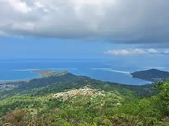 Vue donnant sur le sud : on voit les villages de Choungui (centre), Mronabéja (gauche) et Kani-Kéli (droite).