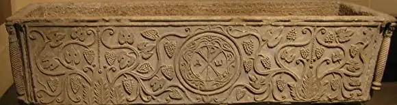 Chrisme sur la cuve d'un sarcophage du VIe siècle.
