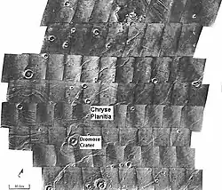 Traces d'écoulements liquides dans la région occidentale de Chryse Planitia à l'embouchure de Maja Valles, par 21°&nbsp;N et 311°&nbsp;E ; l'image suivante détaille les environs du cratère Dromore.