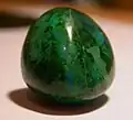 En cabochon.