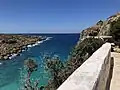 Le monastère domine la côte.