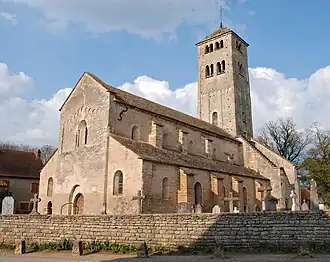 À l'instar de Cluny II, le clocher de l'église Saint-Martin de Chapaize (XIe&nbsp;siècle) est situé au-dessus de la croisée, ce qui deviendra la règle quasi absolue pour toutes les églises romanes de la région