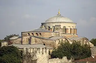 Le toit de l’église vu de loin.