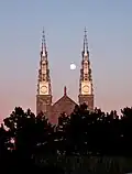 Les clochers un soir de pleine lune.