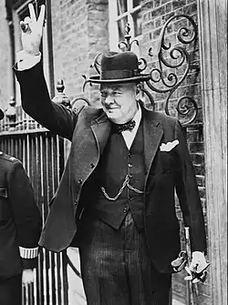 Photographie en noir et blanc de Winston Churchill faisant le « V » de la « Victoire »