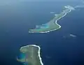 Vue aérienne de la frange ouest du lagon, avec la passe Mochun Fanananei