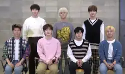 7 hommes assis