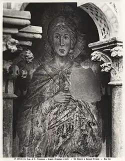 Loggia: dans son ombre un des anges peints sur le mur.