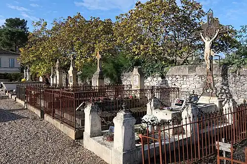 Tombes anciennes dans le cimetière communal.