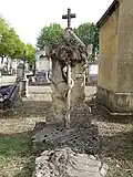 Tombe de type monolithique représentant le bâton d'Asclépios
