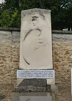 La stèle de l'accident du dirigeable République en 1909.