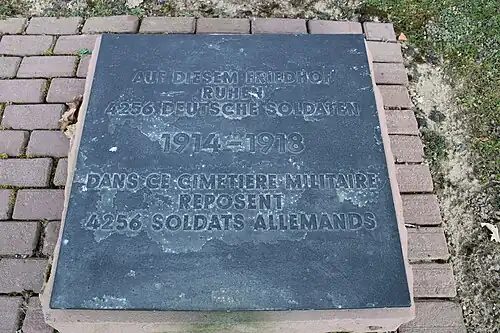 Dans ce cimetière reposent 4256 soldats allemands