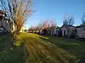 Avenue menant au Colombarium, bordée des monuments funéraires les plus onéreux.