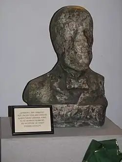 Le buste autoportrait de Jára Cimrman avec la mine complètement éreintée.